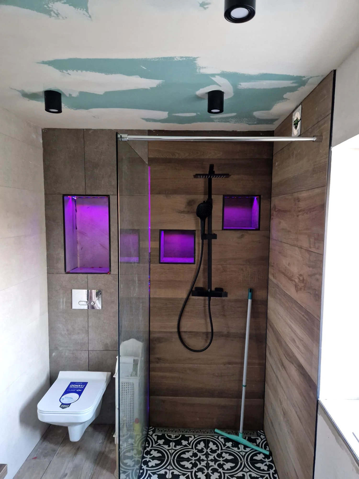 Douche en tegelwerk